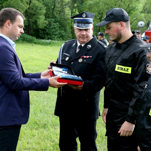 Przekazanie sprzętu dla Ochotniczych Straży Pożarnych